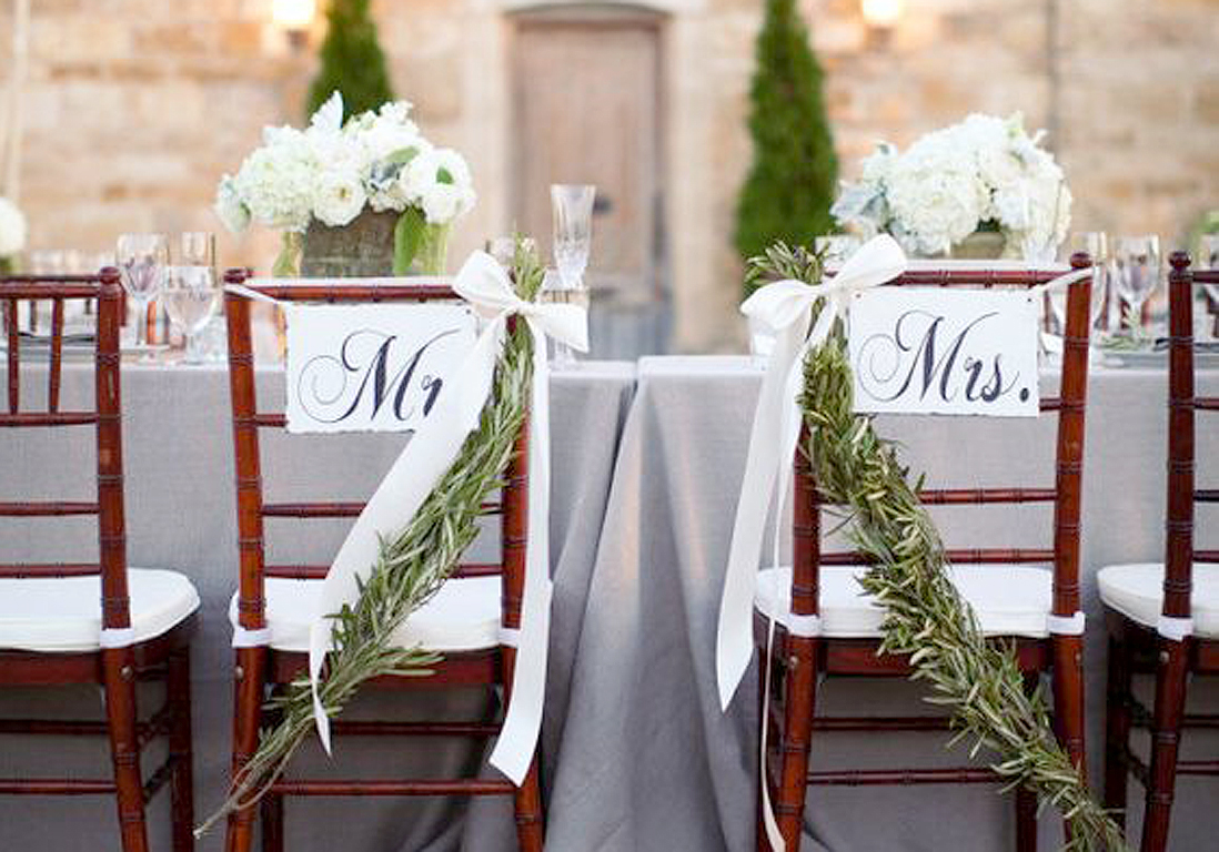 Mobilier — chaise Chiavari dorée